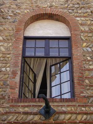 Коричневый фасад с интересными окнами