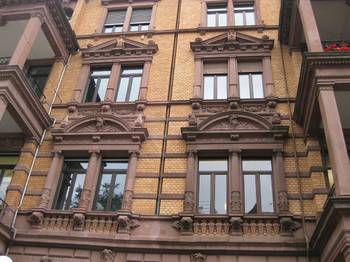 Пример фасада коричневого цвета