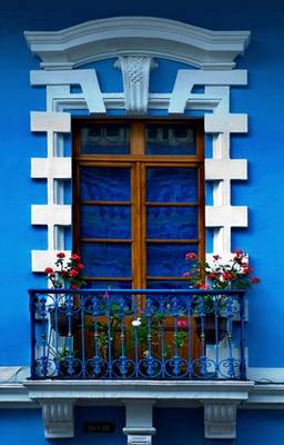 Дизайн дома синего цвета в нормандском стиле