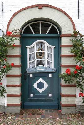 Отделка загородного дома в нормандском стиле с красивой дверью
