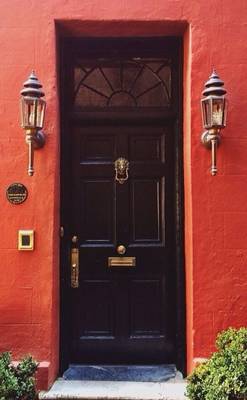 Фотография фасада в английском стиле с красивой дверью