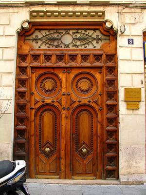 Пример отделки частного коттеджа в готическом стиле с красивой дверью
