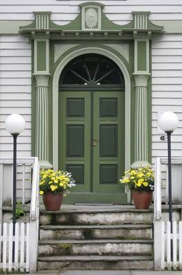 Пример красивой отделки фасада дома зеленого цвета в английском стиле