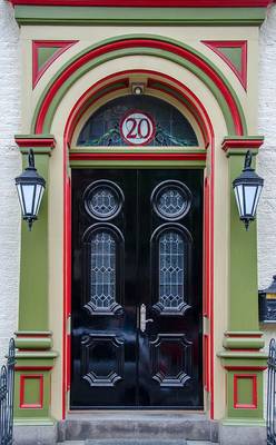 Коттедж с красивой дверью в английском стиле.