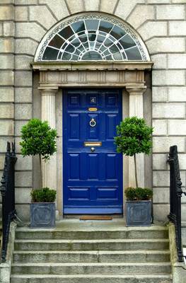 Фото фасада в классическом стиле с красивой дверью