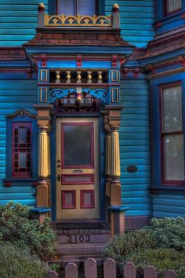 Дом синего цвета в классическом стиле
