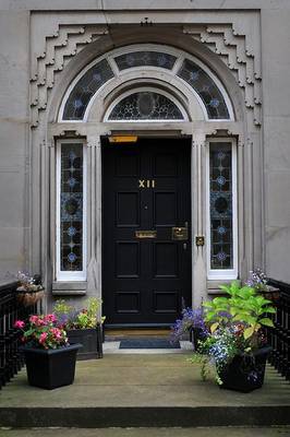 Пример отделки частного коттеджа в английском стиле с красивой дверью
