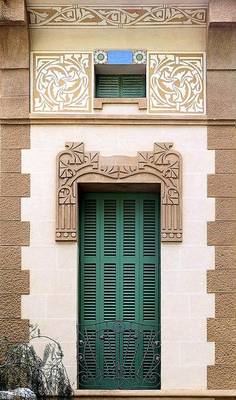 Дом в ардеко стиле с красивой дверью