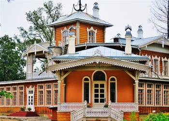 Дизайн фасада частного дома оранжевого цвета в деревенском стиле