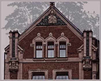 Фотография фасада коричневого цвета с щипцами