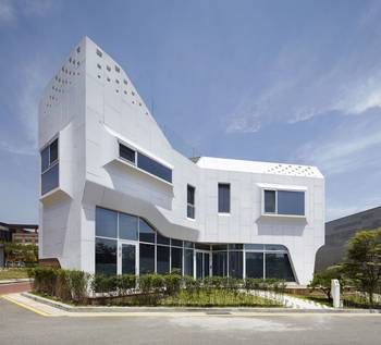 Облицовка фасада дома белого цвета с радиусными элементам