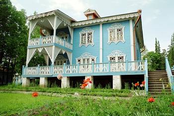 Фасад частного дома голубого цвета в модерна стиле