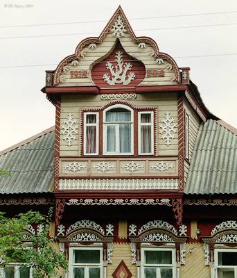 Дизайн фасада частного дома бежевого цвета в деревенском стиле
