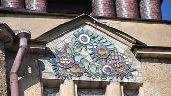 Пример красивого керамического фасада бежевого цвета