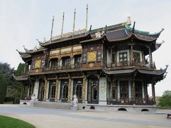 Изобильный китайский фасад с пагодной крышей