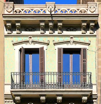 Фрагмент фасада с консолями и балконом