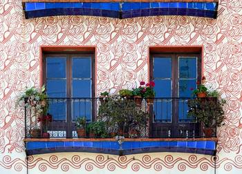 Дизайн фасада керамического дома розового цвета