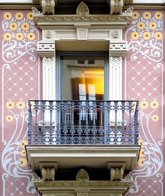 Фото красивого дома в модерна стиле с красивым балконом