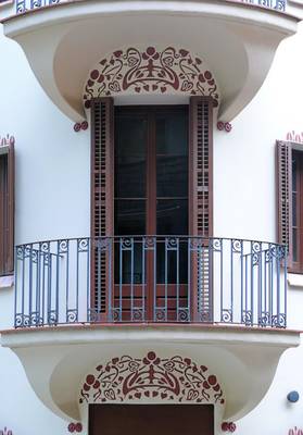 Облицовка коттеджа в модерна стиле с красивым балконом