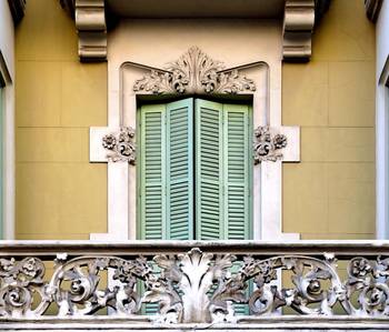Облицовка коттеджа в ампир стиле с красивым балконом