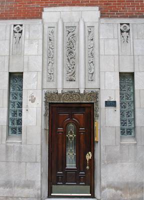 Облицовка фасада с красивой дверью