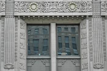 Пример красивого фасада серого цвета в ардеко стиле