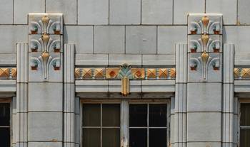 Пример красивого фасада пестрого цвета в ардеко стиле