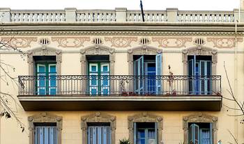 Украшение дома в классическом стиле с красивым балконом