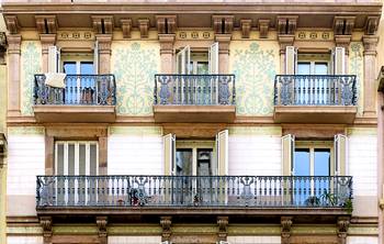 Украшение дома пестрого цвета  с красивым балконом