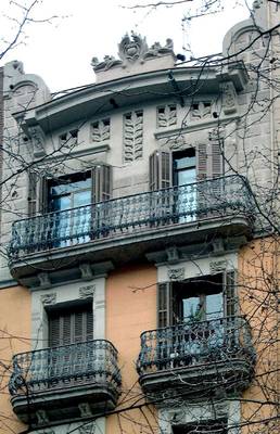 Отделка фасада дома пестрого цвета с фронтоном