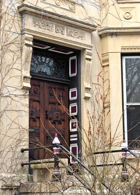 Фото дома бежевого цвета с красивой дверью