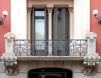 Интересная отделка коттеджа с красивым балконом