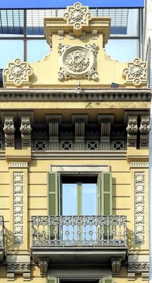 Пример красивого фасада в ампир стиле с фронтоном
