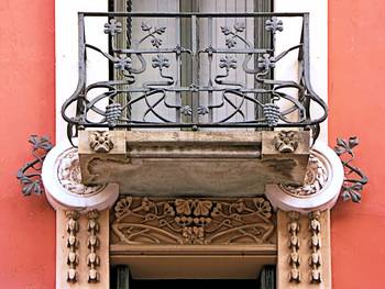 Пример кованых элементов на фасаде дома