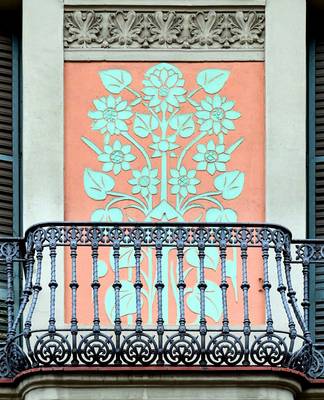 Декоративная отделка фасада пестрого цвета в ампир стиле