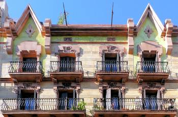 Вариант оформления фасада розового цвета с красивым балконом