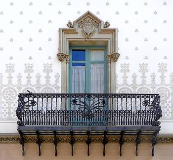 Пример отделки частного коттеджа серого цвета с красивым балконом