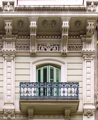 Пример облицовки дома бежевого цвета с красивым балконом