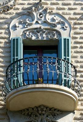 Дизайн фасада дома бежевого цвета с красивым балконом