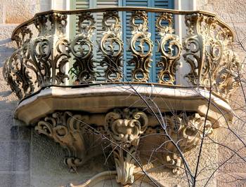 Вариант балкона на загородном доме