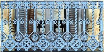 Пример красивой отделки фасада дома голубого цвета в готическом стиле