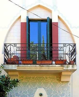Фасад со ставнями в модерна стиле.