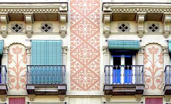 Облицовка фасада с красивым балконом