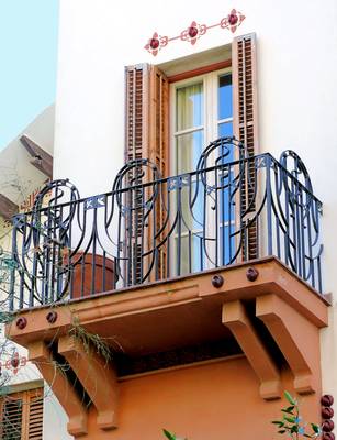 Авторский фасад с красивым балконом