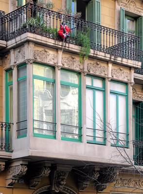 Интересная отделка коттеджа с красивым балконом