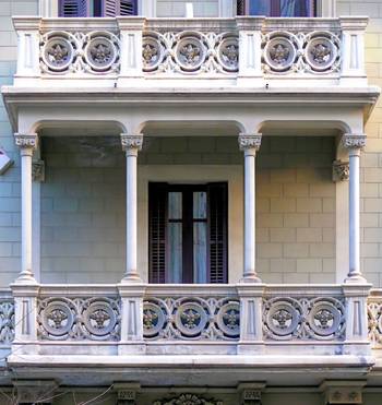 Облицовка фасада с красивым балконом