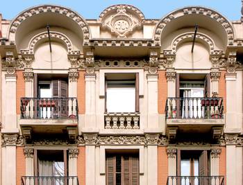Украшение дома в ампир стиле с красивым балконом