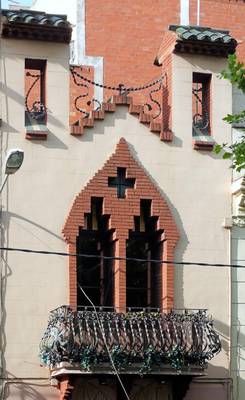 Дом пестрого цвета в готическом стиле