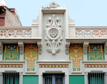 Дизайн фасада дома пестрого цвета с фронтоном