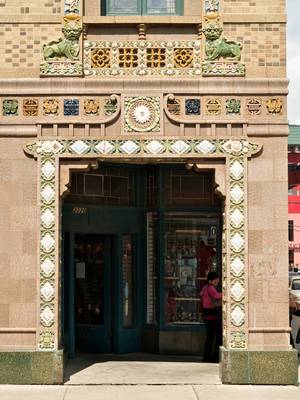 Фотография фасада в восточном стиле с красивым входом